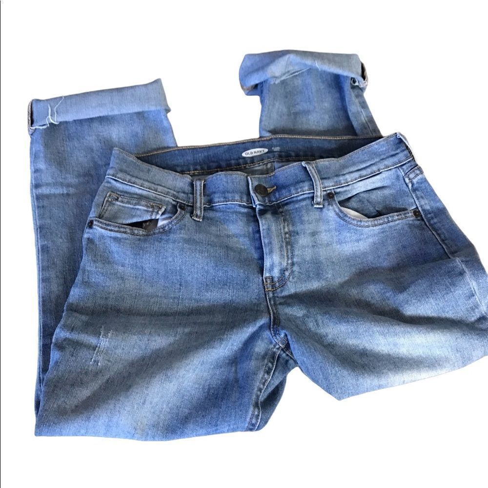 Old Navynsize 4 distressed capris excellent condition